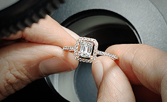 SGL Qualified Jewellery Specialist banner: Essential foundational training for jewelry sales and product knowledge.